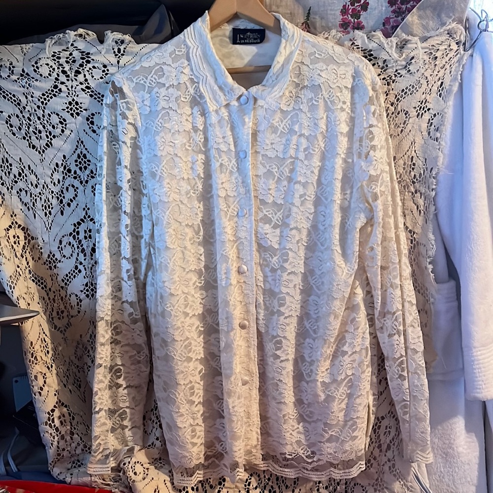 Vintage lace buttoned blouse